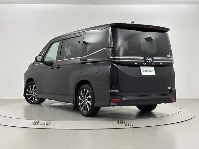 トヨタ ヴォクシー ハイブリッド S－Z 埼玉県 2024(令6)年 0.6万km スパークリングブラックパールクリスタルシャイン ワンオーナー/ディスプレイオーディオプラス/トヨタセーフティセンス/レーンディパーチャーアラート/プリクラッシュセーフティ/プロアクティブドライビングアシスト/リヤカメラディテクション/パーキングサポートブレーキ/ロードサインアシスト/ハンズフリー両側パワースライドドア/レーダークルーズコントロール/ビルトインETC2.0/パノラミックビューモニター/快適利便パッケージHigh/プロジェクター式ＬＥＤヘッドライト/前後コーナーセンサー/シートヒーター(D+N+2列目)/純正アルミホイール17インチ/純正フロアマット