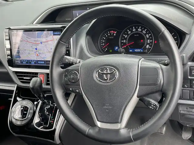 トヨタ ヴォクシー ZS 煌Ⅲ 静岡県 2021(令3)年 4.3万km ブラック ワンオーナー/トヨタセーフティセンス/・プリクラッシュセーフティ/・LDA(車線逸脱警報)/・オートマチックハイビーム/ディーラーオプションナビ/・アルパイン(EX11NX)/・Bluetooth/USB/・フルセグTV/SD/・HDMI/CD/DVD/・AM/FM/ドライブレコーダー（前後方向）/ストップアンドスタートシステム/クルーズコントロール/クリアランスソナー/ビルトインETC/純正16インチAW/LEDヘッドライト/フォグライト/両側パワースライドドア/スマートキー2個/プッシュスタート/新車保証書/取扱説明書