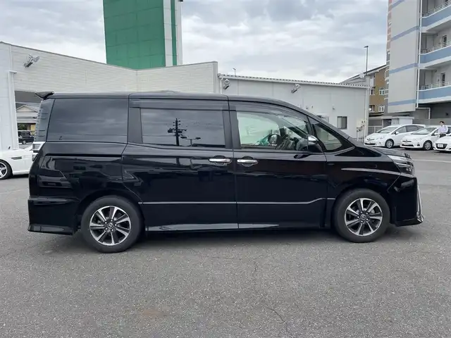 トヨタ ヴォクシー ZS 煌Ⅲ 静岡県 2021(令3)年 4.3万km ブラック ワンオーナー/トヨタセーフティセンス/・プリクラッシュセーフティ/・LDA(車線逸脱警報)/・オートマチックハイビーム/ディーラーオプションナビ/・アルパイン(EX11NX)/・Bluetooth/USB/・フルセグTV/SD/・HDMI/CD/DVD/・AM/FM/ドライブレコーダー（前後方向）/ストップアンドスタートシステム/クルーズコントロール/クリアランスソナー/ビルトインETC/純正16インチAW/LEDヘッドライト/フォグライト/両側パワースライドドア/スマートキー2個/プッシュスタート/新車保証書/取扱説明書