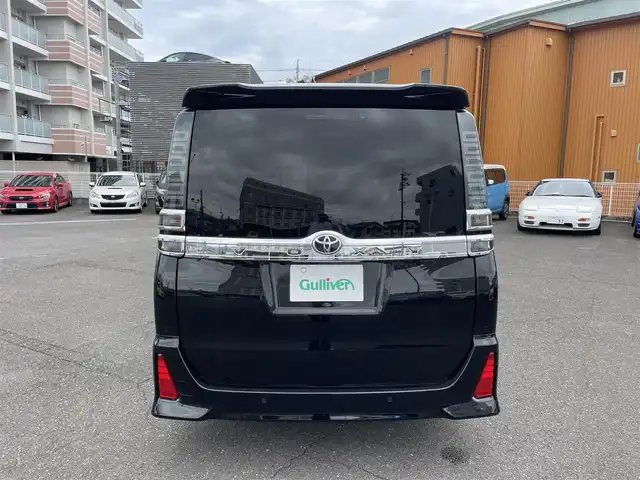 トヨタ ヴォクシー ZS 煌Ⅲ 静岡県 2021(令3)年 4.3万km ブラック ワンオーナー/トヨタセーフティセンス/・プリクラッシュセーフティ/・LDA(車線逸脱警報)/・オートマチックハイビーム/ディーラーオプションナビ/・アルパイン(EX11NX)/・Bluetooth/USB/・フルセグTV/SD/・HDMI/CD/DVD/・AM/FM/ドライブレコーダー（前後方向）/ストップアンドスタートシステム/クルーズコントロール/クリアランスソナー/ビルトインETC/純正16インチAW/LEDヘッドライト/フォグライト/両側パワースライドドア/スマートキー2個/プッシュスタート/新車保証書/取扱説明書