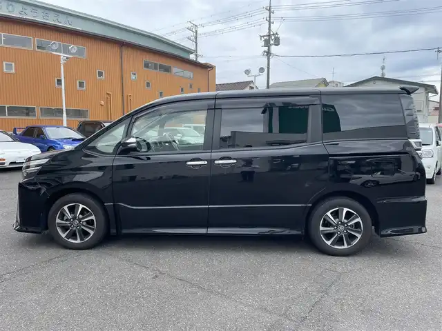 トヨタ ヴォクシー ZS 煌Ⅲ 静岡県 2021(令3)年 4.3万km ブラック ワンオーナー/トヨタセーフティセンス/・プリクラッシュセーフティ/・LDA(車線逸脱警報)/・オートマチックハイビーム/ディーラーオプションナビ/・アルパイン(EX11NX)/・Bluetooth/USB/・フルセグTV/SD/・HDMI/CD/DVD/・AM/FM/ドライブレコーダー（前後方向）/ストップアンドスタートシステム/クルーズコントロール/クリアランスソナー/ビルトインETC/純正16インチAW/LEDヘッドライト/フォグライト/両側パワースライドドア/スマートキー2個/プッシュスタート/新車保証書/取扱説明書