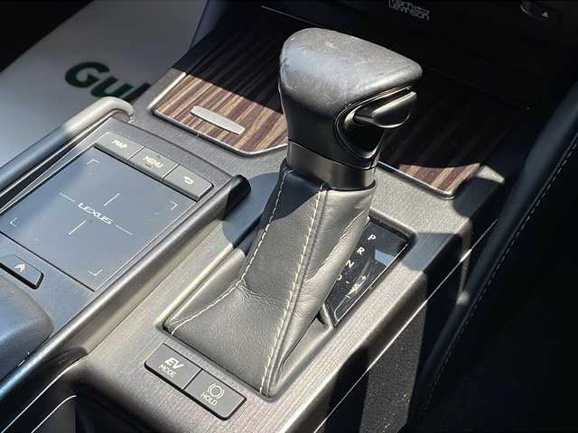 レクサス ＥＳ 300h バージョンL 山形県 2019(平31)年 9.1万km ソニッククォーツ 禁煙車/ムーンルーフ/パノラミックビューモニター/セーフティシステムプラス/ブラインドスポットモニター/ヘッドアップシステム/レザーシート/本木製革巻きコンビステアリング/純正12、3インチナビ/フルセグＴＶ/マークレビンソンサウンドシステム/ドライブレコーダー/ビルトインETC/置くだけ充電/100V充電/パワートランクリッド/LEDヘッドランプ/オートライト/パドルシフト/ステアリングヒーター/パワーシート/シートヒーター/シートベンチレーション/メモリーシート/左右独立温度調整オートエアコン/純正17インチスタッドレスアルミタイヤ/スマートエントリー
