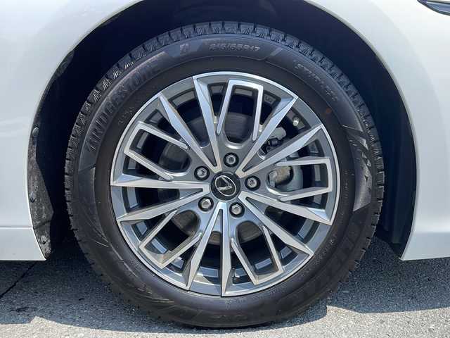 レクサス ＥＳ 300h バージョンL 山形県 2019(平31)年 9.1万km ソニッククォーツ 禁煙車/ムーンルーフ/パノラミックビューモニター/セーフティシステムプラス/ブラインドスポットモニター/ヘッドアップシステム/レザーシート/本木製革巻きコンビステアリング/純正12、3インチナビ/フルセグＴＶ/マークレビンソンサウンドシステム/ドライブレコーダー/ビルトインETC/置くだけ充電/100V充電/パワートランクリッド/LEDヘッドランプ/オートライト/パドルシフト/ステアリングヒーター/パワーシート/シートヒーター/シートベンチレーション/メモリーシート/左右独立温度調整オートエアコン/純正17インチスタッドレスアルミタイヤ/スマートエントリー
