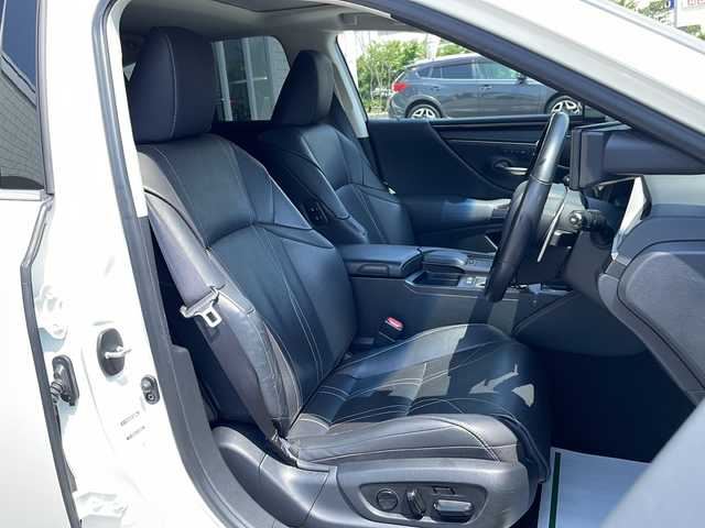 レクサス ＥＳ 300h バージョンL 山形県 2019(平31)年 9.1万km ソニッククォーツ 禁煙車/ムーンルーフ/パノラミックビューモニター/セーフティシステムプラス/ブラインドスポットモニター/ヘッドアップシステム/レザーシート/本木製革巻きコンビステアリング/純正12、3インチナビ/フルセグＴＶ/マークレビンソンサウンドシステム/ドライブレコーダー/ビルトインETC/置くだけ充電/100V充電/パワートランクリッド/LEDヘッドランプ/オートライト/パドルシフト/ステアリングヒーター/パワーシート/シートヒーター/シートベンチレーション/メモリーシート/左右独立温度調整オートエアコン/純正17インチスタッドレスアルミタイヤ/スマートエントリー