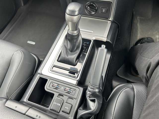 トヨタ ランドクルーザー プラド TX Lパッケージ マットブラED 千葉県 2023(令5)年 3.7万km ホワイトパールクリスタルシャイン 純正ディスプレイオーディオ/ナビキットあり/(BT/FM/AM)/全周囲カメラ/サンルーフ/ルーフレール/BF Good rich Allterrain タイヤ/衝突被害軽減システム/車線逸脱警報/クルーズコントロール/レザーシート/横滑り防止装置/ビルトインETC2.0/前後ドライブレコーダー/LEDヘッドライト/フォグランプ/オートライト/ウィンカーミラー/電動格納ミラー/純正18インチAW/シートヒーター/エアシート/シートリフター/プッシュスタート/スマートキー/フロアマット/ドアバイザー/スペアキー/取扱説明書/保証書