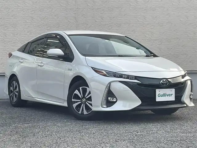 トヨタ プリウス ＰＨＶ S ナビパッケージ 大阪府 2017(平29)年 1.2万km ホワイトパールクリスタルシャイン ワンオーナー/純正メモリナビ/BT/USB/フルセグTV/バックカメラ/前席シートヒーター/革巻きステアリング/ステアリングヒーター/追従機能付きクルーズコントロール/レーンキープアシスト/LEDヘッドライト/オートハイビーム/LEDフロントフォグ/純正フロアマット/純正15インチAW/オールオートパワーウインドウ/ドアバイザー/ラゲッジマット/充電ケーブル/ETC2.0