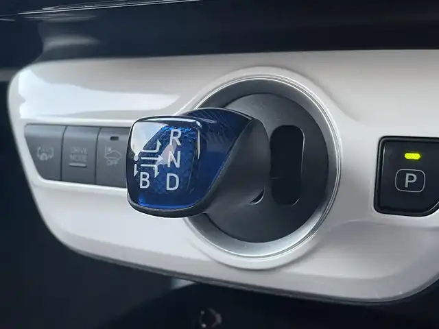 トヨタ プリウス ＰＨＶ S ナビパッケージ 大阪府 2017(平29)年 1.2万km ホワイトパールクリスタルシャイン ワンオーナー/純正メモリナビ/BT/USB/フルセグTV/バックカメラ/前席シートヒーター/革巻きステアリング/ステアリングヒーター/追従機能付きクルーズコントロール/レーンキープアシスト/LEDヘッドライト/オートハイビーム/LEDフロントフォグ/純正フロアマット/純正15インチAW/オールオートパワーウインドウ/ドアバイザー/ラゲッジマット/充電ケーブル/ETC2.0