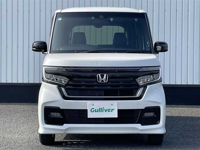 ホンダ Ｎ ＢＯＸ カスタム L ターボ スタイル+ブラック 千葉県 2022(令4)年 1.5万km プラチナホワイトパール 大型ルーフコンソール/衝突被害軽減システム/車線逸脱警報/クルーズコントロール/ハーフレザーシート/両側パワースライドドア/横滑り防止装置/ETC/アイドリングストップ/LEDヘッドライト/フォグランプ/オートライト/ウィンカーミラー/電動格納ミラー/純正15インチAW/シートヒーター/シートリフター/電子制御パーキング/ブレーキホールド/プッシュスタート/スマートキー/フロアマット/ドアバイザー/スペアキー/取扱説明書/保証書