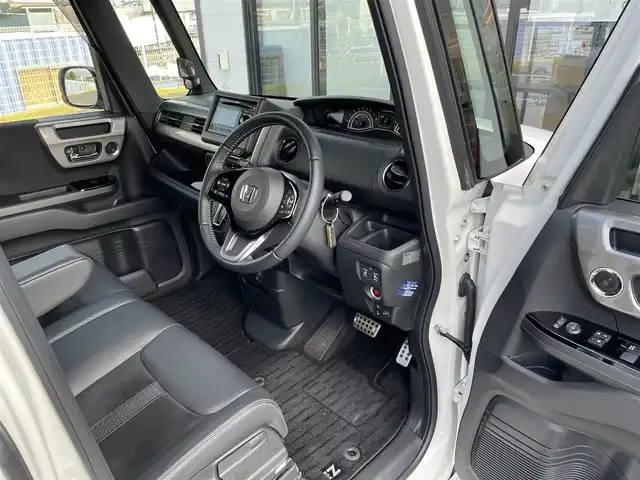 ホンダ Ｎ ＢＯＸ カスタム L ターボ スタイル+ブラック 千葉県 2022(令4)年 1.5万km プラチナホワイトパール 大型ルーフコンソール/衝突被害軽減システム/車線逸脱警報/クルーズコントロール/ハーフレザーシート/両側パワースライドドア/横滑り防止装置/ETC/アイドリングストップ/LEDヘッドライト/フォグランプ/オートライト/ウィンカーミラー/電動格納ミラー/純正15インチAW/シートヒーター/シートリフター/電子制御パーキング/ブレーキホールド/プッシュスタート/スマートキー/フロアマット/ドアバイザー/スペアキー/取扱説明書/保証書