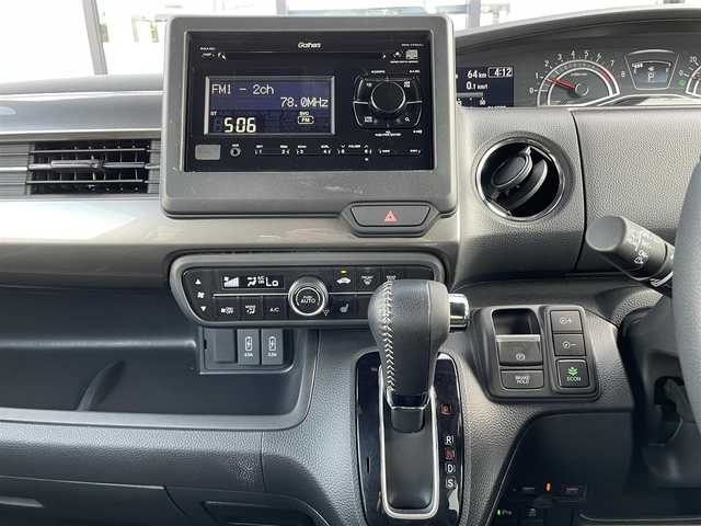 ホンダ Ｎ ＢＯＸ カスタム L ターボ スタイル+ブラック 千葉県 2022(令4)年 1.5万km プラチナホワイトパール 大型ルーフコンソール/衝突被害軽減システム/車線逸脱警報/クルーズコントロール/ハーフレザーシート/両側パワースライドドア/横滑り防止装置/ETC/アイドリングストップ/LEDヘッドライト/フォグランプ/オートライト/ウィンカーミラー/電動格納ミラー/純正15インチAW/シートヒーター/シートリフター/電子制御パーキング/ブレーキホールド/プッシュスタート/スマートキー/フロアマット/ドアバイザー/スペアキー/取扱説明書/保証書