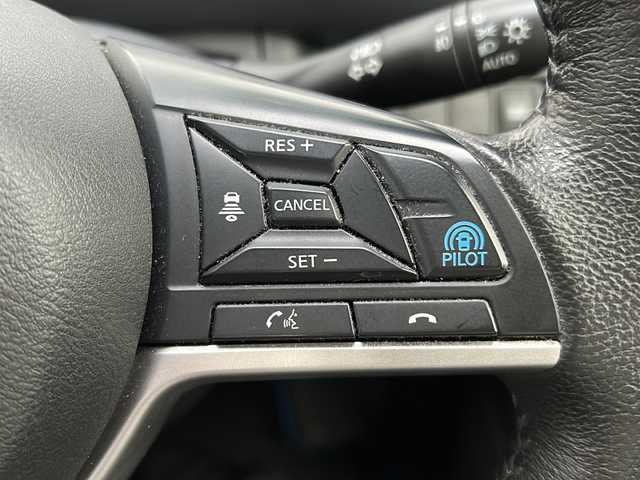 日産 セレナ e－パワー ハイウェイスター V 福岡県 2020(令2)年 3.4万km マルーンレッド 2トーン プロパイロットセーフティバック/追従型クルーズコントロール/レーンキープアシスト/エマージェンシーブレーキ/コーナーセンサー/横滑り防止装置/盗難防止装置/純正10インチナビ（BLUETOOTH/フルセグ/CD/DVD)/アラウンドビューモニター/バックカメラ/フロントカメラ/サイドカメラ/両側パワースライドドア/LEDライト/オートライト/社外16インチAW/スマートキー/スペアキー/プッシュスタート/社外フリップダウンモニター/保証書/取扱説明書