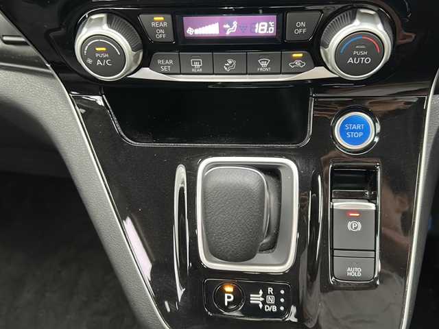 日産 セレナ e－パワー ハイウェイスター V 福岡県 2020(令2)年 3.4万km マルーンレッド 2トーン プロパイロットセーフティバック/追従型クルーズコントロール/レーンキープアシスト/エマージェンシーブレーキ/コーナーセンサー/横滑り防止装置/盗難防止装置/純正10インチナビ（BLUETOOTH/フルセグ/CD/DVD)/アラウンドビューモニター/バックカメラ/フロントカメラ/サイドカメラ/両側パワースライドドア/LEDライト/オートライト/社外16インチAW/スマートキー/スペアキー/プッシュスタート/社外フリップダウンモニター/保証書/取扱説明書