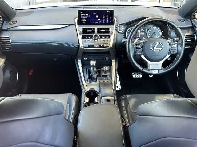 レクサス ＮＸ 300 Fスポーツ 静岡県 2017(平29)年 6.3万km ホワイトノーヴァガラスフレーク 純正メモリナビ/・CD/・DVD/・フルセグＴＶ/・Bluetooth/・USB/・AM/・FM/主要装備/・パノラマルーフ/・衝突軽減/・レーンキープ/・追従クルコン/・クリアランスソナー/・BSM/・電動リアゲート/・HUD/・バックカメラ/・パドルシフト/・パワーシート/・シートヒーター/・エアシート/・ハンドルヒーター/・ETC2.0/・電動パーキングブレーキ/・オートホールド/・オートハイビーム/・フォグランプ/・純正フロアマット