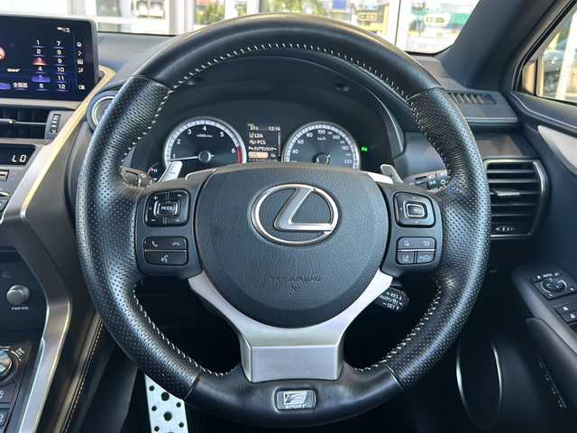 レクサス ＮＸ 300 Fスポーツ 静岡県 2017(平29)年 6.3万km ホワイトノーヴァガラスフレーク 純正メモリナビ/・CD/・DVD/・フルセグＴＶ/・Bluetooth/・USB/・AM/・FM/主要装備/・パノラマルーフ/・衝突軽減/・レーンキープ/・追従クルコン/・クリアランスソナー/・BSM/・電動リアゲート/・HUD/・バックカメラ/・パドルシフト/・パワーシート/・シートヒーター/・エアシート/・ハンドルヒーター/・ETC2.0/・電動パーキングブレーキ/・オートホールド/・オートハイビーム/・フォグランプ/・純正フロアマット