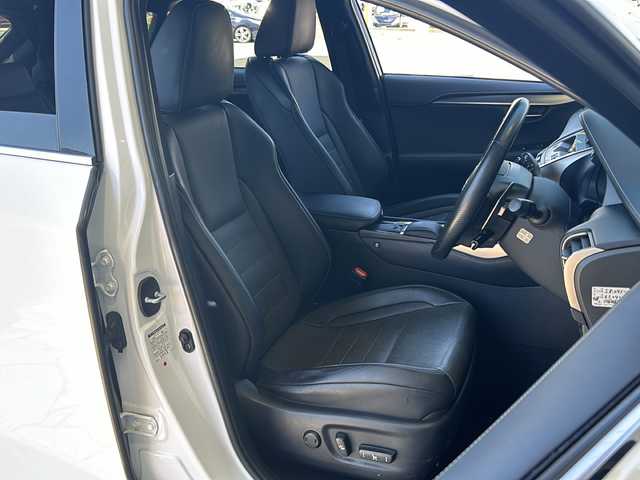 レクサス ＮＸ 300 Fスポーツ 静岡県 2017(平29)年 6.3万km ホワイトノーヴァガラスフレーク 純正メモリナビ/・CD/・DVD/・フルセグＴＶ/・Bluetooth/・USB/・AM/・FM/主要装備/・パノラマルーフ/・衝突軽減/・レーンキープ/・追従クルコン/・クリアランスソナー/・BSM/・電動リアゲート/・HUD/・バックカメラ/・パドルシフト/・パワーシート/・シートヒーター/・エアシート/・ハンドルヒーター/・ETC2.0/・電動パーキングブレーキ/・オートホールド/・オートハイビーム/・フォグランプ/・純正フロアマット