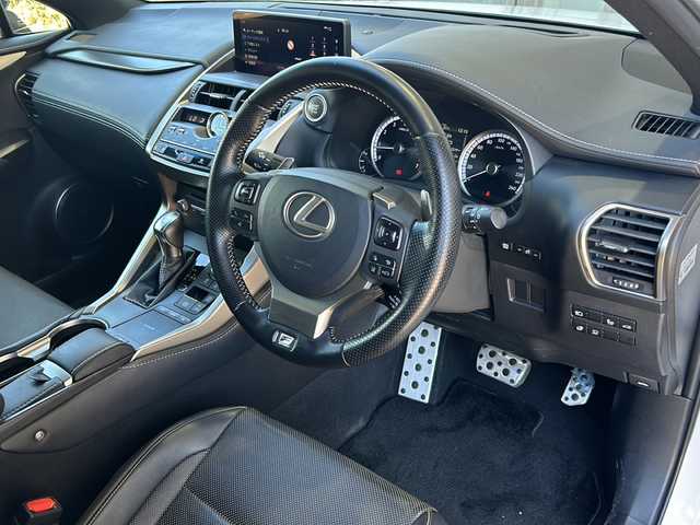 レクサス ＮＸ 300 Fスポーツ 静岡県 2017(平29)年 6.3万km ホワイトノーヴァガラスフレーク 純正メモリナビ/・CD/・DVD/・フルセグＴＶ/・Bluetooth/・USB/・AM/・FM/主要装備/・パノラマルーフ/・衝突軽減/・レーンキープ/・追従クルコン/・クリアランスソナー/・BSM/・電動リアゲート/・HUD/・バックカメラ/・パドルシフト/・パワーシート/・シートヒーター/・エアシート/・ハンドルヒーター/・ETC2.0/・電動パーキングブレーキ/・オートホールド/・オートハイビーム/・フォグランプ/・純正フロアマット