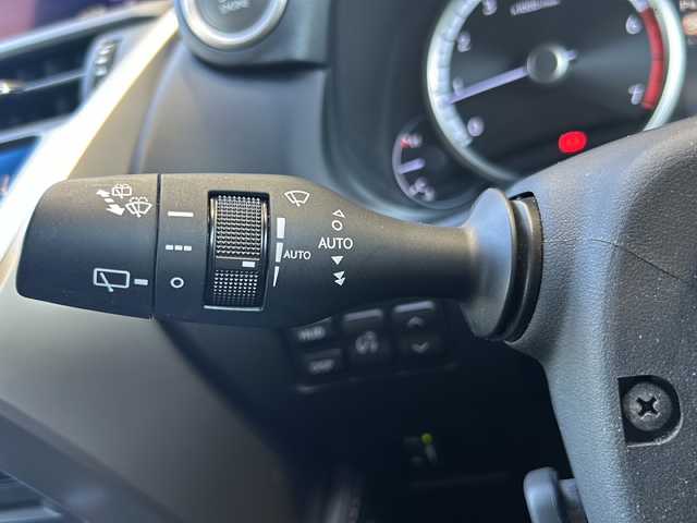 レクサス ＮＸ 300 Fスポーツ 静岡県 2017(平29)年 6.3万km ホワイトノーヴァガラスフレーク 純正メモリナビ/・CD/・DVD/・フルセグＴＶ/・Bluetooth/・USB/・AM/・FM/主要装備/・パノラマルーフ/・衝突軽減/・レーンキープ/・追従クルコン/・クリアランスソナー/・BSM/・電動リアゲート/・HUD/・バックカメラ/・パドルシフト/・パワーシート/・シートヒーター/・エアシート/・ハンドルヒーター/・ETC2.0/・電動パーキングブレーキ/・オートホールド/・オートハイビーム/・フォグランプ/・純正フロアマット