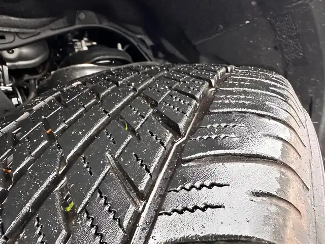 トヨタ ランドクルーザー ２５０ VX 宮城県 2025(令7)年 0.2万km ブラック 丸目1眼LEDヘッドライト/ルーフレール/寒冷地仕様/ワンオーナー/純正12.3インチディスプレイオーディオナビ/・フルセグ/・HDMI入力/・パイオニアプレミアムサウンドシステム/・AppleCarPlay/ＡｎｄｒｏｉｄＡuto/・ＡＭ/FMチューナー/・ＵＳＢ入力/パノラマミックビューモニター/セーフティセンス/・プリクラッシュセーフティ/・レーダークルーズコントロール/・レーンディパーチャーアラート/・オートマチックハイビーム/・ドライバー異常検知対応システム/・プロアクティブドライビングアシスト/・発進遅れ告知機能/・レーントレーシングアシスト/・ロードサインアシスト/デジタルインナーミラー/ドライブレコーダー/黒革シート【ベンチレーション】/パワーシート/スペアタイヤ/トノカバー/保証書