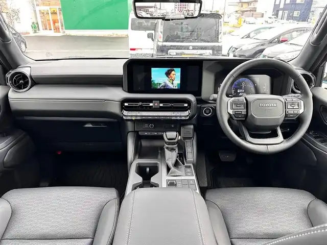 トヨタ ランドクルーザー ２５０ VX 宮城県 2025(令7)年 0.2万km ブラック 丸目1眼LEDヘッドライト/ルーフレール/寒冷地仕様/ワンオーナー/純正12.3インチディスプレイオーディオナビ/・フルセグ/・HDMI入力/・パイオニアプレミアムサウンドシステム/・AppleCarPlay/ＡｎｄｒｏｉｄＡuto/・ＡＭ/FMチューナー/・ＵＳＢ入力/パノラマミックビューモニター/セーフティセンス/・プリクラッシュセーフティ/・レーダークルーズコントロール/・レーンディパーチャーアラート/・オートマチックハイビーム/・ドライバー異常検知対応システム/・プロアクティブドライビングアシスト/・発進遅れ告知機能/・レーントレーシングアシスト/・ロードサインアシスト/デジタルインナーミラー/ドライブレコーダー/黒革シート【ベンチレーション】/パワーシート/スペアタイヤ/トノカバー/保証書