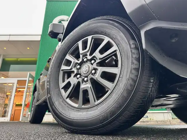 トヨタ ランドクルーザー ２５０ VX 宮城県 2025(令7)年 0.2万km ブラック 丸目1眼LEDヘッドライト/ルーフレール/寒冷地仕様/ワンオーナー/純正12.3インチディスプレイオーディオナビ/・フルセグ/・HDMI入力/・パイオニアプレミアムサウンドシステム/・AppleCarPlay/ＡｎｄｒｏｉｄＡuto/・ＡＭ/FMチューナー/・ＵＳＢ入力/パノラマミックビューモニター/セーフティセンス/・プリクラッシュセーフティ/・レーダークルーズコントロール/・レーンディパーチャーアラート/・オートマチックハイビーム/・ドライバー異常検知対応システム/・プロアクティブドライビングアシスト/・発進遅れ告知機能/・レーントレーシングアシスト/・ロードサインアシスト/デジタルインナーミラー/ドライブレコーダー/黒革シート【ベンチレーション】/パワーシート/スペアタイヤ/トノカバー/保証書
