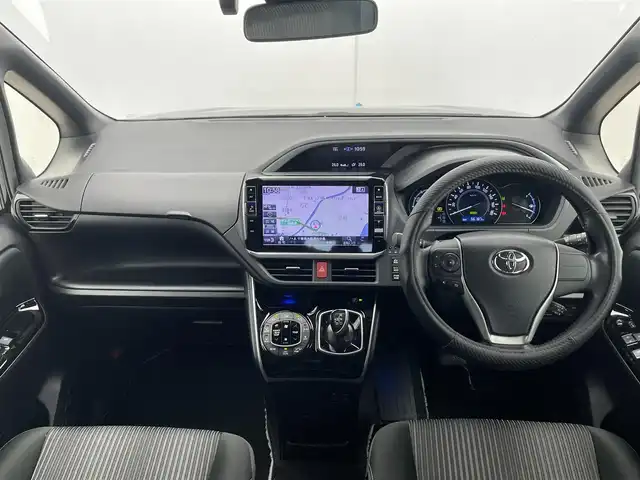 トヨタ ヴォクシー ハイブリッド ZS 煌 千葉県 2018(平30)年 5.7万km イナズマスパーキングブラックガラスフレーク モデリスタエアロ/衝突軽減ブレーキ/レーンキープアシスト/レーダークルーズコントロール/オートマチックハイビーム/純正メモリナビ/（フルセグ//Bluetooth/CD/DVD/USB/FM/AM/HDMI）/バックカメラ/ＥＴＣ/ドライブレコーダー（前のみ）/アイドリングストップ/シートヒーター（運転席＋助手席）/両側パワースライドドア/シートバックテーブル/LEDヘッドライト/フォグライト/電動格納ミラー/ロールサンシェード