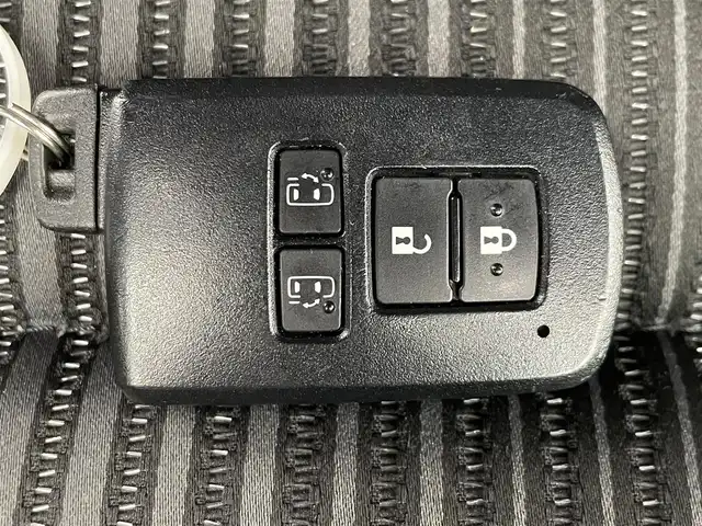 トヨタ ヴォクシー ハイブリッド ZS 煌 千葉県 2018(平30)年 5.7万km イナズマスパーキングブラックガラスフレーク モデリスタエアロ/衝突軽減ブレーキ/レーンキープアシスト/レーダークルーズコントロール/オートマチックハイビーム/純正メモリナビ/（フルセグ//Bluetooth/CD/DVD/USB/FM/AM/HDMI）/バックカメラ/ＥＴＣ/ドライブレコーダー（前のみ）/アイドリングストップ/シートヒーター（運転席＋助手席）/両側パワースライドドア/シートバックテーブル/LEDヘッドライト/フォグライト/電動格納ミラー/ロールサンシェード