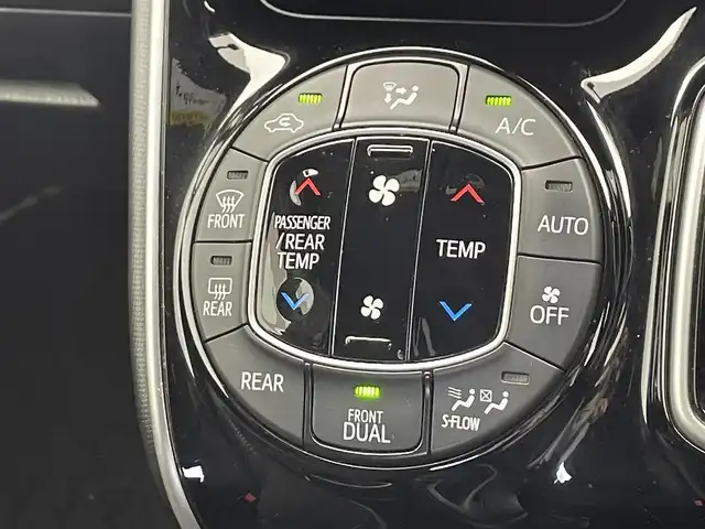 トヨタ ヴォクシー ハイブリッド ZS 煌 千葉県 2018(平30)年 5.7万km イナズマスパーキングブラックガラスフレーク モデリスタエアロ/衝突軽減ブレーキ/レーンキープアシスト/レーダークルーズコントロール/オートマチックハイビーム/純正メモリナビ/（フルセグ//Bluetooth/CD/DVD/USB/FM/AM/HDMI）/バックカメラ/ＥＴＣ/ドライブレコーダー（前のみ）/アイドリングストップ/シートヒーター（運転席＋助手席）/両側パワースライドドア/シートバックテーブル/LEDヘッドライト/フォグライト/電動格納ミラー/ロールサンシェード