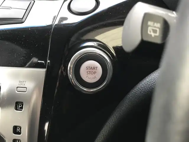 日産 エルグランド 250HWS アーバンクロム 栃木県 2013(平25)年 8.1万km ブリリアントホワイトパール 株)IDOMが運営する【じしゃロン小山店】の自社ローン専用車両になります。こちらは現金またはオートローンご利用時の価格です。自社ローンご希望の方は別途その旨お申付け下さい//禁煙車/純正フルセグナビ/（CD/DVD/AM/FMラジオ）/(Bluetooth)/スマートキー/プッシュスタート/バックカメラ/オールアラウンドビュー/ＥＴＣ/両側パワースライドドア/フリップダウンモニター/オットマン/ステアリングリモコン/ドライブレコーダー/コーナーセンサー/電動格納ドアミラー/パワーウインドウ/オートライト/自動防眩ミラー