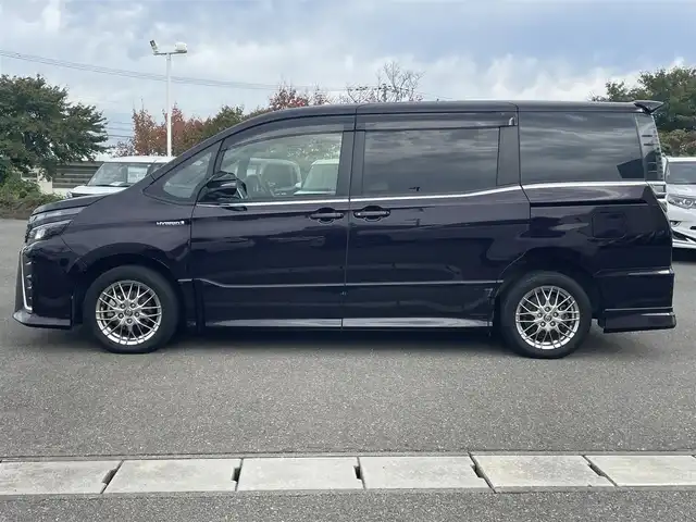 トヨタ ヴォクシー ハイブリッド ZS 山形県 2017(平29)年 8.8万km ボルドーマイカメタリック 衝突軽減/フリップダウンモニター/純正SDナビ/　　【CD　BT　フルセグ　USB 】/バックカメラ/両側パワースライドドア/クルーズコントロール/LEDオートライト/オートハイビーム/シートヒーター/純正16インチアルミホイール/レーンキープアシスト/純正フロアマット/ステアリングスイッチ/スマートキー/ETC