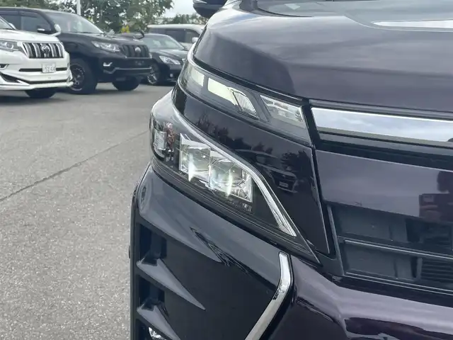 トヨタ ヴォクシー ハイブリッド ZS 山形県 2017(平29)年 8.8万km ボルドーマイカメタリック 衝突軽減/フリップダウンモニター/純正SDナビ/　　【CD　BT　フルセグ　USB 】/バックカメラ/両側パワースライドドア/クルーズコントロール/LEDオートライト/オートハイビーム/シートヒーター/純正16インチアルミホイール/レーンキープアシスト/純正フロアマット/ステアリングスイッチ/スマートキー/ETC