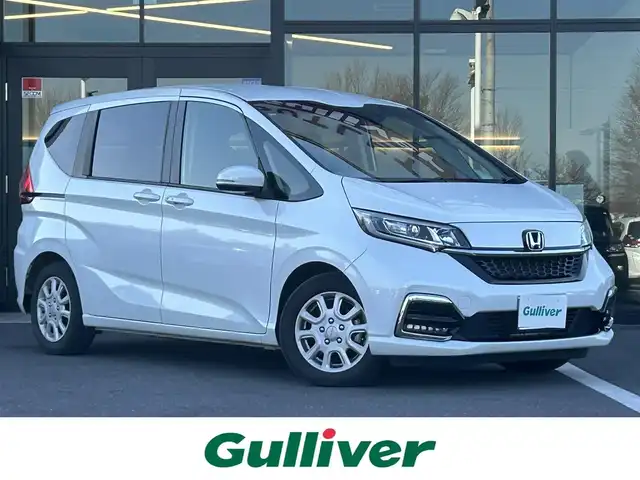 ホンダ フリード＋ G ホンダセンシング 栃木県 2020(令2)年 3万km プラチナホワイトパール ホンダセンシング/・衝突軽減ブレーキ/・誤発進抑制機能/・路外逸脱抑制機能/・歩行者事故低減ステアリング/・標識認識機能/・先行車発進お知らせ機能/・車線維持支援システム/・アダプティブクルーズコントロール/純正９インチSDナビ/・フルセグTV/・CD/DVD/BT/・USB/SD/AM.FM/バックカメラ/ビルトインETC/ドライブレコーダー/両側電動スライドドア/D/N席シートヒーター/革巻きステアリング/ステアリングスイッチ/スマートキー/プッシュスタート/アイドリングストップ/LEDヘッドライト/オートライト/フロアマット/横滑り防止システム/電動格納ウィンカーミラー