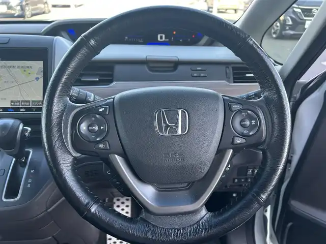 ホンダ フリード＋ G ホンダセンシング 栃木県 2020(令2)年 3万km プラチナホワイトパール ホンダセンシング/・衝突軽減ブレーキ/・誤発進抑制機能/・路外逸脱抑制機能/・歩行者事故低減ステアリング/・標識認識機能/・先行車発進お知らせ機能/・車線維持支援システム/・アダプティブクルーズコントロール/純正９インチSDナビ/・フルセグTV/・CD/DVD/BT/・USB/SD/AM.FM/バックカメラ/ビルトインETC/ドライブレコーダー/両側電動スライドドア/D/N席シートヒーター/革巻きステアリング/ステアリングスイッチ/スマートキー/プッシュスタート/アイドリングストップ/LEDヘッドライト/オートライト/フロアマット/横滑り防止システム/電動格納ウィンカーミラー