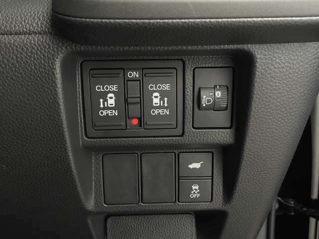 ホンダ ステップワゴン スパーダ eHEV 栃木県 2025(令7)年 0.1千km クリスタルブラックパール 登録済未使用車/純正11.4型ナビ/（CD/DVD/Bluetooth/フルセグ）/バックカメラ/Honda CONNECT for Gathers＋ナビ装着用スペシャルパッケージ/Honda SENSING/●衝突軽減ブレーキ（CMBS）/●先行車発進お知らせ機能/●歩行者事故低減ステアリング/●路外逸脱抑制機能/●標識認識機能/●渋滞追従機能付アダプティブクルーズコントロール（ACC）/●車線維持支援システム（LKAS）/●トラフィックジャムアシスト（渋滞運転支援機能）/●誤発進抑制機能/●後方誤発進抑制機能/●近距離衝突軽減ブレーキ/●急アクセル抑制機能/●パーキングセンサーシステム/●後退出庫サポート/ブラインドスポットインフォメーション/パワーテールゲート(メモリー機能付)/2列目オットマン/運転席＆助手席シートヒーター/トリプルゾーンコントロール・フルオートエアコンディショナー/コンビシート/16インチアルミホイール(SPADA専用)/減速セレクター/全列USBチャージャー