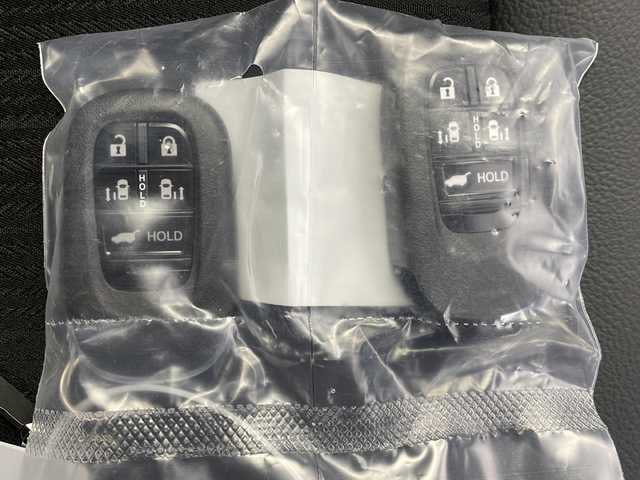 ホンダ ステップワゴン スパーダ eHEV 栃木県 2025(令7)年 0.1千km クリスタルブラックパール 登録済未使用車/純正11.4型ナビ/（CD/DVD/Bluetooth/フルセグ）/バックカメラ/Honda CONNECT for Gathers＋ナビ装着用スペシャルパッケージ/Honda SENSING/●衝突軽減ブレーキ（CMBS）/●先行車発進お知らせ機能/●歩行者事故低減ステアリング/●路外逸脱抑制機能/●標識認識機能/●渋滞追従機能付アダプティブクルーズコントロール（ACC）/●車線維持支援システム（LKAS）/●トラフィックジャムアシスト（渋滞運転支援機能）/●誤発進抑制機能/●後方誤発進抑制機能/●近距離衝突軽減ブレーキ/●急アクセル抑制機能/●パーキングセンサーシステム/●後退出庫サポート/ブラインドスポットインフォメーション/パワーテールゲート(メモリー機能付)/2列目オットマン/運転席＆助手席シートヒーター/トリプルゾーンコントロール・フルオートエアコンディショナー/コンビシート/16インチアルミホイール(SPADA専用)/減速セレクター/全列USBチャージャー