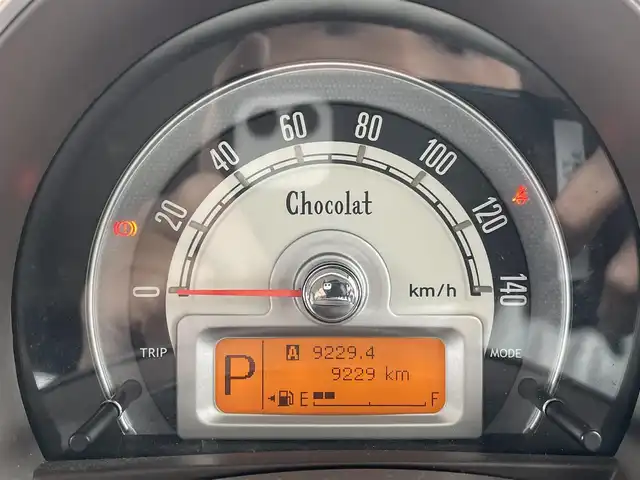 スズキ ラパン ショコラ G 佐賀県 2015(平27)年 1万km アーバンブラウンパールメタリック 社外SDナビゲーション/・ワンセグTV/AM/FM/CD/アイドリングストップ/ブラウンレザーシート(合皮)/ISOFIX対応/プッシュスタート/スマートキー/革巻きステアリング/純正キセノンヘッドライト/ドアバイザ―/取扱説明書/スペアキー１本