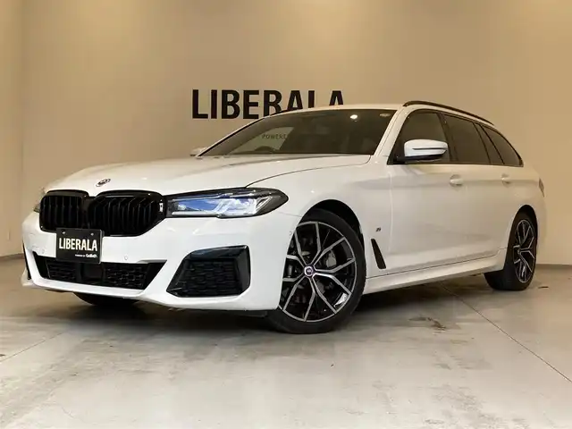 ＢＭＷ ５３０ｉ ツーリング Mスポーツ 熊本県 2022(令4)年 3.2万km アルピンホワイトⅢ ・スマートキー/・プッシュスタート/・ハイビームアシスト/・インテリジェントセーフティ/・PDC自動起動/・アクティブPDC緊急ブレーキ/・パーキングアシスト/・注意喚起アシスタント/・クルーズコントロール(追従式)/・黒革シート/・前席パワーシート/・全席シートヒーター/・純正メモリナビ/　【Bluetooth・USB・AppleCarPlay・AndroidAuto】/・フルセグTV/・バックカメラ/・ETC/・ドライブレコーダー(前後録画)/・ワイヤレス充電/・パワーバックドア/・LEDヘッドランプ/・純正マット
