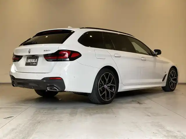 ＢＭＷ ５３０ｉ ツーリング Mスポーツ 熊本県 2022(令4)年 3.2万km アルピンホワイトⅢ ・スマートキー/・プッシュスタート/・ハイビームアシスト/・インテリジェントセーフティ/・PDC自動起動/・アクティブPDC緊急ブレーキ/・パーキングアシスト/・注意喚起アシスタント/・クルーズコントロール(追従式)/・黒革シート/・前席パワーシート/・全席シートヒーター/・純正メモリナビ/　【Bluetooth・USB・AppleCarPlay・AndroidAuto】/・フルセグTV/・バックカメラ/・ETC/・ドライブレコーダー(前後録画)/・ワイヤレス充電/・パワーバックドア/・LEDヘッドランプ/・純正マット