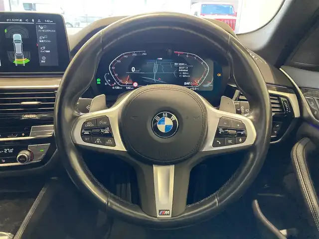 ＢＭＷ ５３０ｉ ツーリング Mスポーツ 熊本県 2022(令4)年 3.2万km アルピンホワイトⅢ ・スマートキー/・プッシュスタート/・ハイビームアシスト/・インテリジェントセーフティ/・PDC自動起動/・アクティブPDC緊急ブレーキ/・パーキングアシスト/・注意喚起アシスタント/・クルーズコントロール(追従式)/・黒革シート/・前席パワーシート/・全席シートヒーター/・純正メモリナビ/　【Bluetooth・USB・AppleCarPlay・AndroidAuto】/・フルセグTV/・バックカメラ/・ETC/・ドライブレコーダー(前後録画)/・ワイヤレス充電/・パワーバックドア/・LEDヘッドランプ/・純正マット