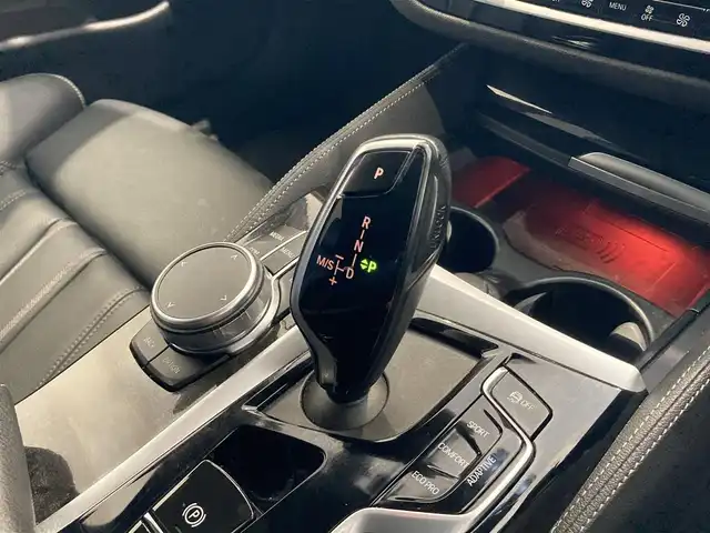 ＢＭＷ ５３０ｉ ツーリング Mスポーツ 熊本県 2022(令4)年 3.2万km アルピンホワイトⅢ ・スマートキー/・プッシュスタート/・ハイビームアシスト/・インテリジェントセーフティ/・PDC自動起動/・アクティブPDC緊急ブレーキ/・パーキングアシスト/・注意喚起アシスタント/・クルーズコントロール(追従式)/・黒革シート/・前席パワーシート/・全席シートヒーター/・純正メモリナビ/　【Bluetooth・USB・AppleCarPlay・AndroidAuto】/・フルセグTV/・バックカメラ/・ETC/・ドライブレコーダー(前後録画)/・ワイヤレス充電/・パワーバックドア/・LEDヘッドランプ/・純正マット