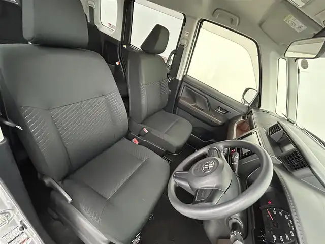 トヨタ ルーミー X S 道央・札幌 2019(平31)年 2.2万km ブライトシルバーM ・４ＷＤ/・寒冷地仕様/・ケンウッドナビ/・ドライブレコーダー/・衝突軽減ブレーキ/・横滑り防止機能/・クリアランスソナー/・ワンセグＴＶ＆ＦＭ＆ＡＭ/・アイドリングストップ/・オートライト/・オートハイビーム/・スマートキー＆プッシュスタート/・アルミホイール/・純正フロアマット/・スペアキー/・純正エンジンスターター/・片側パワースライドドア/・ドアバイザー/・エアコン/・ヘッドライトレベライザー