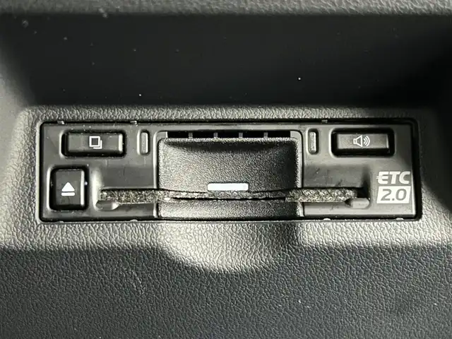 トヨタ アルファードハイブリット エグゼクティブ ラウンジ 千葉県 2023(令5)年 2.2万km プラチナホワイトパールマイカ 禁煙車/ワンオーナー/トヨタセーフティセンス/・プリクラッシュセーフティ/・プリクラッシュセーフティブレーキ/・クリアランスソナー/・レーンディパーチャーアラート/・ブラインドスポットモニター/・ヘッドアップディスプレイ/・レーダークルーズコントロール/・パーキングアシスト/左右独立ツインガラスルーフ/純正１３型フリップダウンモニター/JBLプレミアムサウンド/両側パワースライドドア/パワーバックドア/純正14インチディスプレイオーディオ（ナビ付き）/・USB/Bluetooth/フルセグTV/・全方位カメラ/・ビルトインETC2.0/・デジタルインナーミラー/革巻きステアリング/・ステアリングスイッチ/・ステアリングヒーター/・パドルシフト/レザーシート/・DNセカンドパワーシート/・D席メモリ付き/・DNセカンドシートヒーター/・DNセカンドエアーシート/置くだけ充電/AC100電源/純正フロアマット/純正１９インチAW/オートライト/・オートマチックハイビーム/・三眼LEDヘッドライト/・LEDフォグランプ