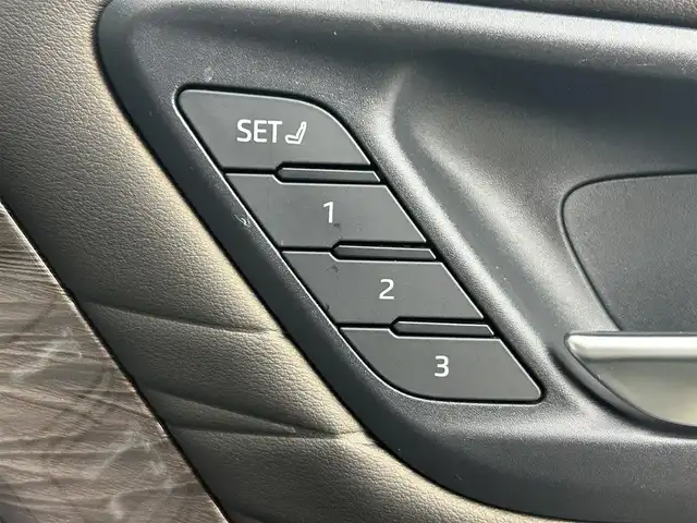 トヨタ アルファードハイブリット エグゼクティブ ラウンジ 千葉県 2023(令5)年 2.2万km プラチナホワイトパールマイカ 禁煙車/ワンオーナー/トヨタセーフティセンス/・プリクラッシュセーフティ/・プリクラッシュセーフティブレーキ/・クリアランスソナー/・レーンディパーチャーアラート/・ブラインドスポットモニター/・ヘッドアップディスプレイ/・レーダークルーズコントロール/・パーキングアシスト/左右独立ツインガラスルーフ/純正１３型フリップダウンモニター/JBLプレミアムサウンド/両側パワースライドドア/パワーバックドア/純正14インチディスプレイオーディオ（ナビ付き）/・USB/Bluetooth/フルセグTV/・全方位カメラ/・ビルトインETC2.0/・デジタルインナーミラー/革巻きステアリング/・ステアリングスイッチ/・ステアリングヒーター/・パドルシフト/レザーシート/・DNセカンドパワーシート/・D席メモリ付き/・DNセカンドシートヒーター/・DNセカンドエアーシート/置くだけ充電/AC100電源/純正フロアマット/純正１９インチAW/オートライト/・オートマチックハイビーム/・三眼LEDヘッドライト/・LEDフォグランプ