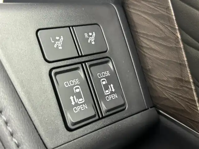 トヨタ アルファードハイブリット エグゼクティブ ラウンジ 千葉県 2023(令5)年 2.2万km プラチナホワイトパールマイカ 禁煙車/ワンオーナー/トヨタセーフティセンス/・プリクラッシュセーフティ/・プリクラッシュセーフティブレーキ/・クリアランスソナー/・レーンディパーチャーアラート/・ブラインドスポットモニター/・ヘッドアップディスプレイ/・レーダークルーズコントロール/・パーキングアシスト/左右独立ツインガラスルーフ/純正１３型フリップダウンモニター/JBLプレミアムサウンド/両側パワースライドドア/パワーバックドア/純正14インチディスプレイオーディオ（ナビ付き）/・USB/Bluetooth/フルセグTV/・全方位カメラ/・ビルトインETC2.0/・デジタルインナーミラー/革巻きステアリング/・ステアリングスイッチ/・ステアリングヒーター/・パドルシフト/レザーシート/・DNセカンドパワーシート/・D席メモリ付き/・DNセカンドシートヒーター/・DNセカンドエアーシート/置くだけ充電/AC100電源/純正フロアマット/純正１９インチAW/オートライト/・オートマチックハイビーム/・三眼LEDヘッドライト/・LEDフォグランプ