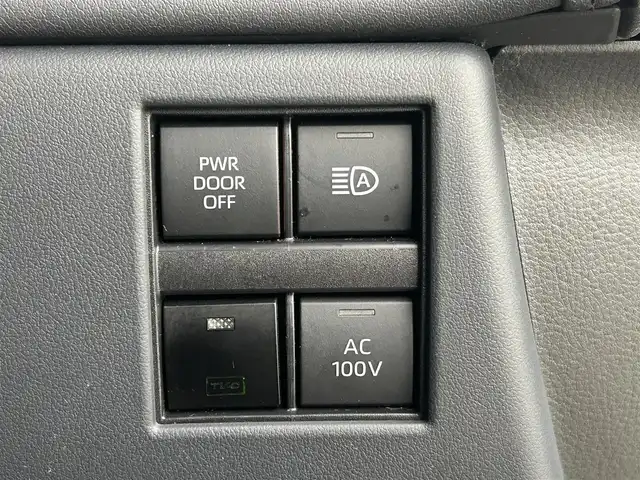 トヨタ アルファードハイブリット エグゼクティブ ラウンジ 千葉県 2023(令5)年 2.2万km プラチナホワイトパールマイカ 禁煙車/ワンオーナー/トヨタセーフティセンス/・プリクラッシュセーフティ/・プリクラッシュセーフティブレーキ/・クリアランスソナー/・レーンディパーチャーアラート/・ブラインドスポットモニター/・ヘッドアップディスプレイ/・レーダークルーズコントロール/・パーキングアシスト/左右独立ツインガラスルーフ/純正１３型フリップダウンモニター/JBLプレミアムサウンド/両側パワースライドドア/パワーバックドア/純正14インチディスプレイオーディオ（ナビ付き）/・USB/Bluetooth/フルセグTV/・全方位カメラ/・ビルトインETC2.0/・デジタルインナーミラー/革巻きステアリング/・ステアリングスイッチ/・ステアリングヒーター/・パドルシフト/レザーシート/・DNセカンドパワーシート/・D席メモリ付き/・DNセカンドシートヒーター/・DNセカンドエアーシート/置くだけ充電/AC100電源/純正フロアマット/純正１９インチAW/オートライト/・オートマチックハイビーム/・三眼LEDヘッドライト/・LEDフォグランプ