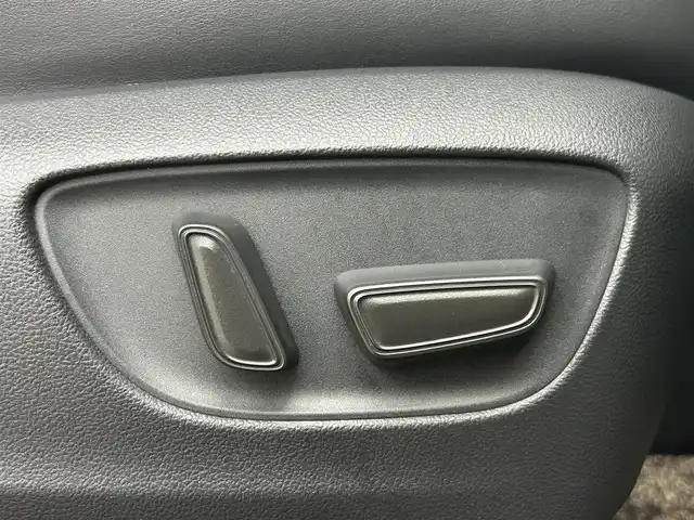 トヨタ アルファードハイブリット エグゼクティブ ラウンジ 千葉県 2023(令5)年 2.2万km プラチナホワイトパールマイカ 禁煙車/ワンオーナー/トヨタセーフティセンス/・プリクラッシュセーフティ/・プリクラッシュセーフティブレーキ/・クリアランスソナー/・レーンディパーチャーアラート/・ブラインドスポットモニター/・ヘッドアップディスプレイ/・レーダークルーズコントロール/・パーキングアシスト/左右独立ツインガラスルーフ/純正１３型フリップダウンモニター/JBLプレミアムサウンド/両側パワースライドドア/パワーバックドア/純正14インチディスプレイオーディオ（ナビ付き）/・USB/Bluetooth/フルセグTV/・全方位カメラ/・ビルトインETC2.0/・デジタルインナーミラー/革巻きステアリング/・ステアリングスイッチ/・ステアリングヒーター/・パドルシフト/レザーシート/・DNセカンドパワーシート/・D席メモリ付き/・DNセカンドシートヒーター/・DNセカンドエアーシート/置くだけ充電/AC100電源/純正フロアマット/純正１９インチAW/オートライト/・オートマチックハイビーム/・三眼LEDヘッドライト/・LEDフォグランプ