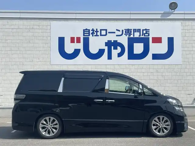 トヨタ ヴェルファイア 2．4Z プラチナセレⅡ ゴールド 佐賀県 2011(平23)年 13.3万km ブラック （株）IDOMが運営する【じしゃロン佐賀店】の自社ローン専用車両になります。こちらは現金またはオートローンご利用時の価格です。自社ローンご希望の方は別途その旨お申し付けください。/・８インチアルパインナビ　/・フリップダウンモニター　/・Wサンルーフ　/・両側電動スライドドア