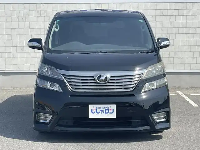 トヨタ ヴェルファイア 2．4Z プラチナセレⅡ ゴールド 佐賀県 2011(平23)年 13.3万km ブラック （株）IDOMが運営する【じしゃロン佐賀店】の自社ローン専用車両になります。こちらは現金またはオートローンご利用時の価格です。自社ローンご希望の方は別途その旨お申し付けください。/・８インチアルパインナビ　/・フリップダウンモニター　/・Wサンルーフ　/・両側電動スライドドア