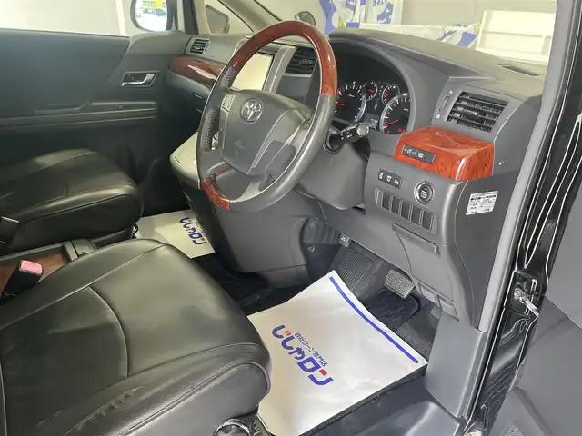 トヨタ ヴェルファイア 2．4Z プラチナセレⅡ ゴールド 佐賀県 2011(平23)年 13.3万km ブラック （株）IDOMが運営する【じしゃロン佐賀店】の自社ローン専用車両になります。こちらは現金またはオートローンご利用時の価格です。自社ローンご希望の方は別途その旨お申し付けください。/・８インチアルパインナビ　/・フリップダウンモニター　/・Wサンルーフ　/・両側電動スライドドア