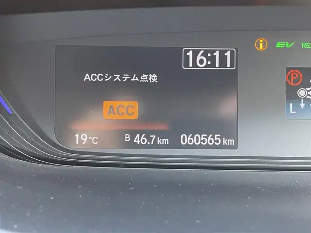 ホンダ フリード ハイブリット クロスター ホンダセンシング 道央・札幌 2020(令2)年 6.1万km プラチナホワイトパール ・４WD/・ホンダセンシング/・寒冷地仕様/・両側パワースライドドア/・ハーフレザーシート/・純正ナビ/　CD＆DVD＆BT＆TV/・バックカメラ/・レーダークルーズコントロール/・レーンキープアシスト/・ワイパー熱線/・シートヒーター/・ミラーヒーター/・オートエアコン/・オートライト/・ビルトインETC/・エンジンスターター/・電動格納ミラー/・純正フロアマット/・ドアバイザー/・ウィンカーミラー/・フォグライト