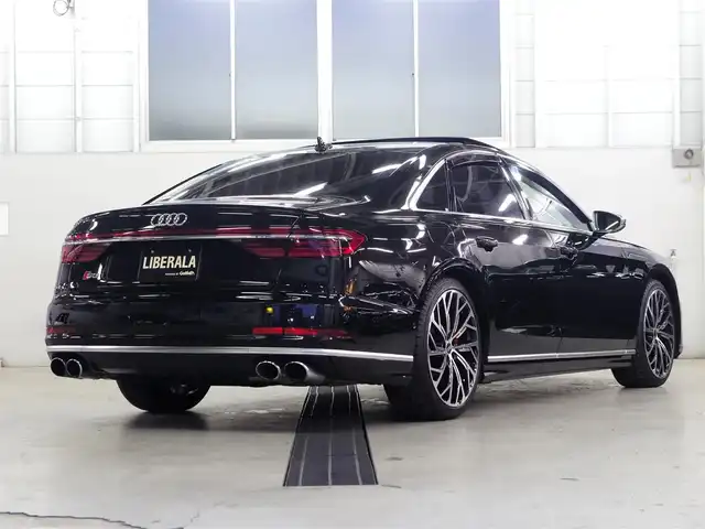 アウディ Ｓ８ クワトロ 兵庫県 2021(令3)年 4.1万km ミトスブラックメタリック パノラマサンルーフ/Bang & Olfsen 3D Advanced Sound System/レーザーライトパッケージ/アルカンタラヘッドライニング/アダプティブウインドウスクリーンワイパー/オプション２１インチアルミホイール/エアクオリティパッケージ/カラードブレーキキャリパーレッド/コンフォートパッケージ/バーチャルコックピット/純正ナビ/全方位カメラ/ヘッドアップディスプレイ/Apple Carplay/全席パワーシート/シートヒーター/ベンチレーター/電動トランクリッド/センターエアバッグ/本革シート